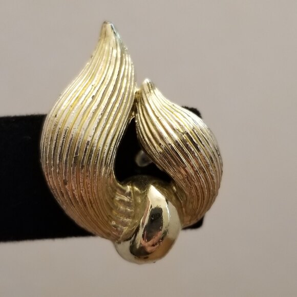 Vintage Star Gold Tone Screw Back Earrings – Textured Leaf Design - Picture 2 of 6